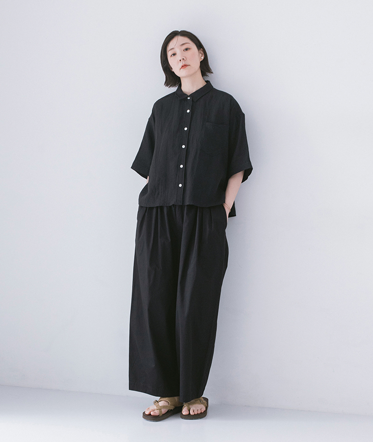 &yarn コットンデザインタックワイドパンツ ブラック 全身前