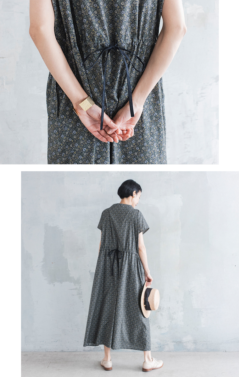 &yarn 小花柄ボトルネックワンピース 14周年企画　ネイビー　後ろのリボン寄り　後ろの全身