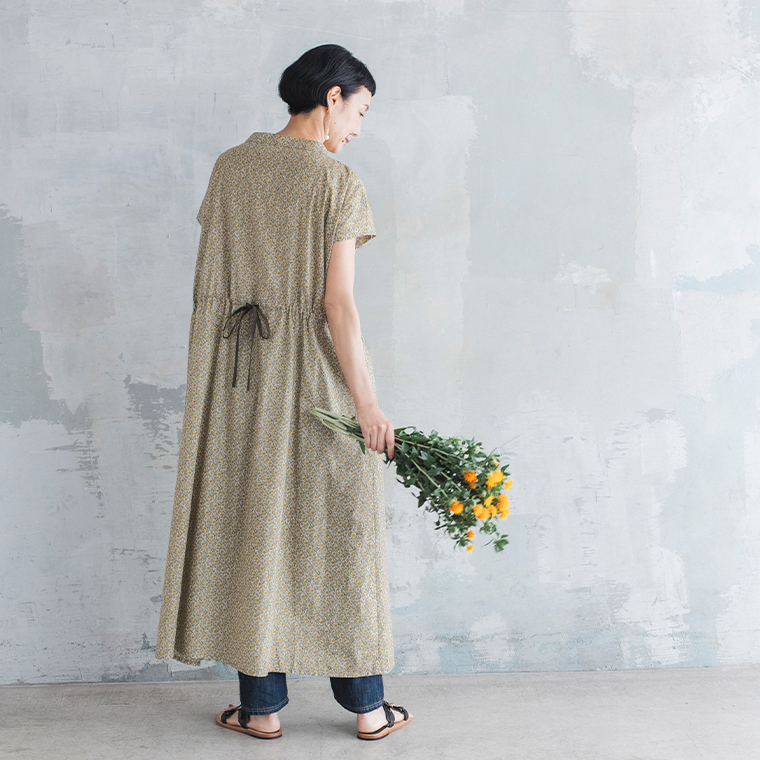 &yarn 小花柄ボトルネックワンピース 14周年企画　イエロー　斜め後ろのイメージ