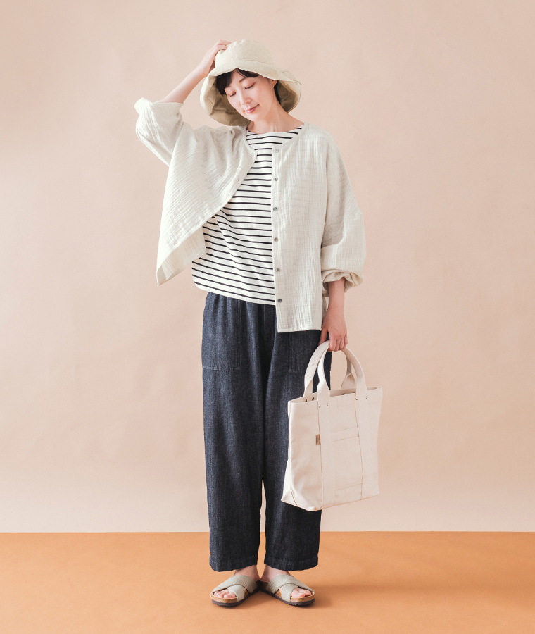 【 &yarn 】 コットンリネンデニム ベイカーパンツ ネイビーのコーディネート