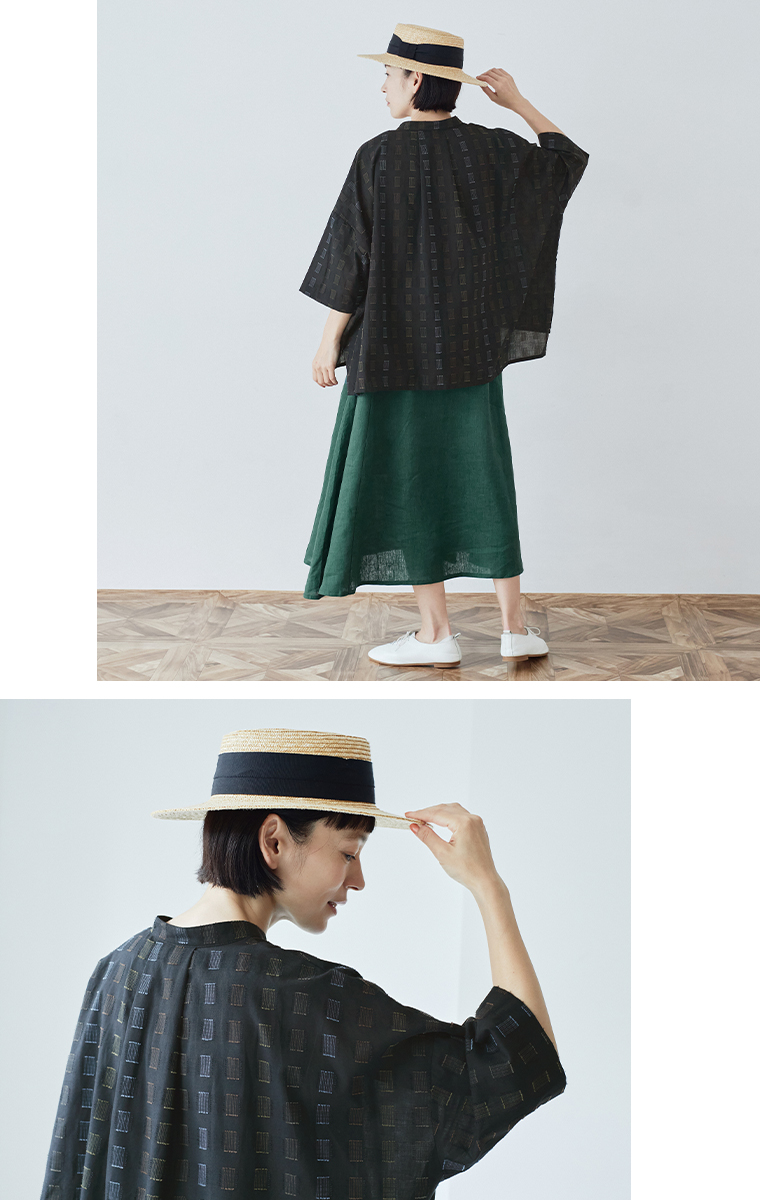 COLORK  ステッチ刺繍入りローンふわっとシャツ　ブラック　後ろのディテール　タック