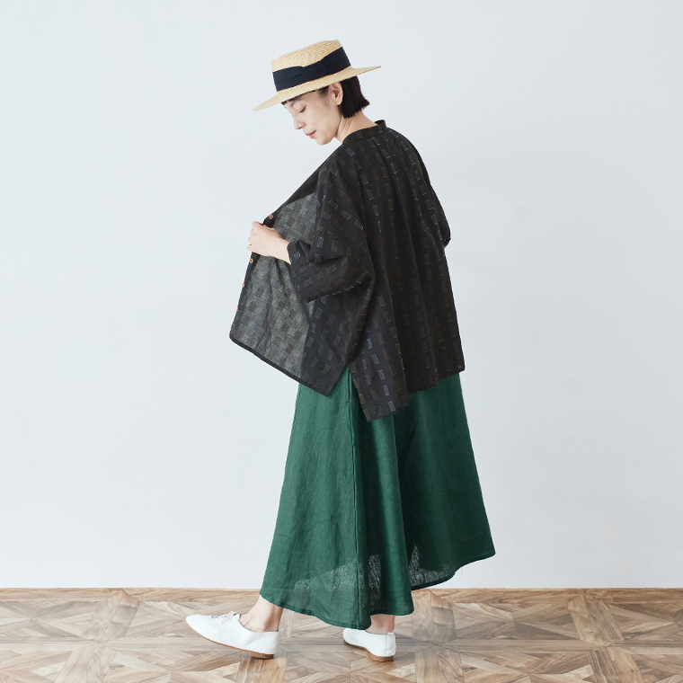 COLORK  ステッチ刺繍入りローンふわっとシャツ　ブラック　羽織スタイル　横のシルエット