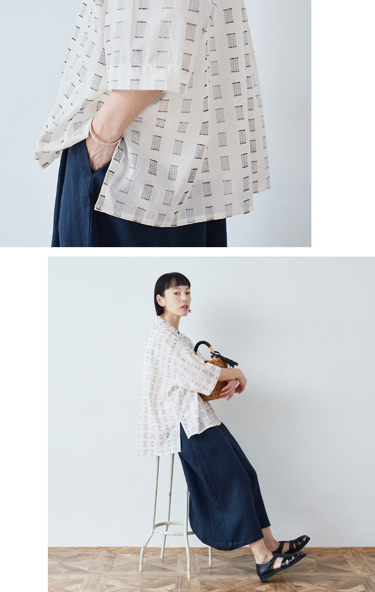 COLORK  ステッチ刺繍入りローンふわっとシャツ　ホワイト　スリット　座ったイメージ