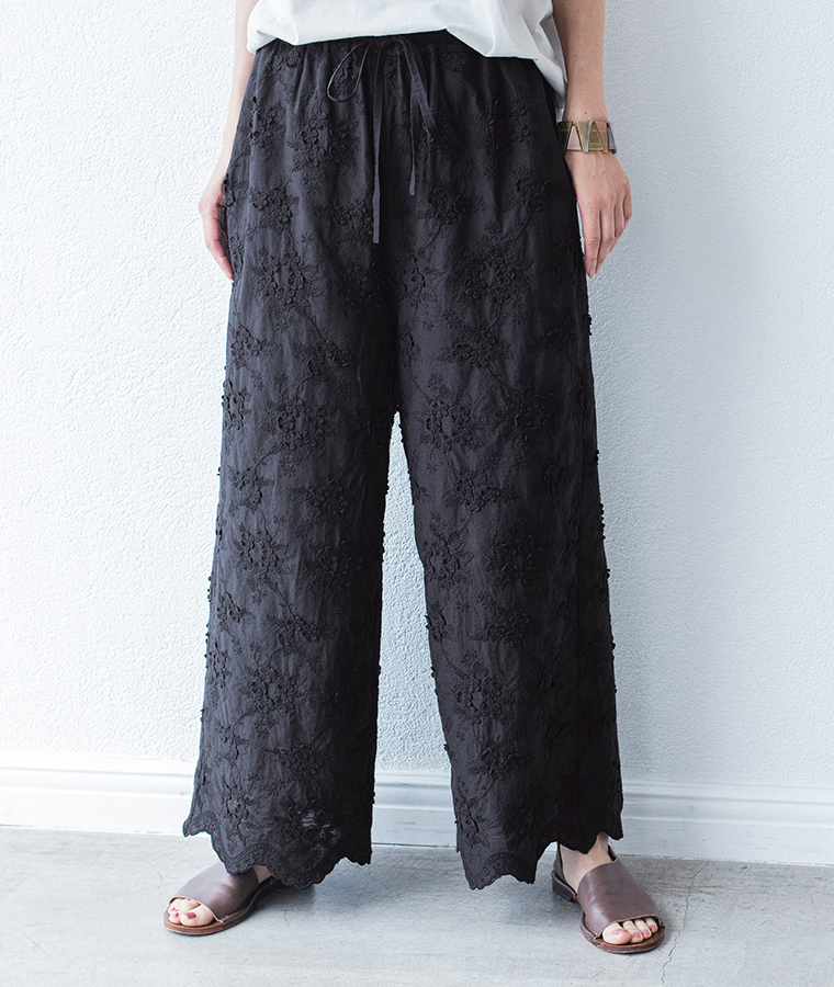 D*g*y別注｜立体フラワー刺繍パンツブラックのシルエット