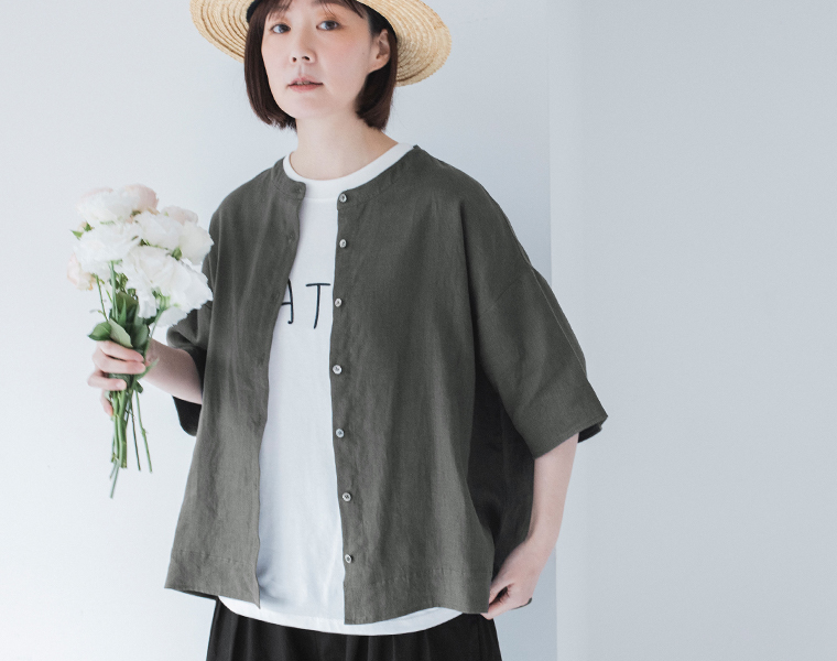 わたしの大人服 &yarn  リネンバンドカラーブラウス チャコールグレー 上半身アップ