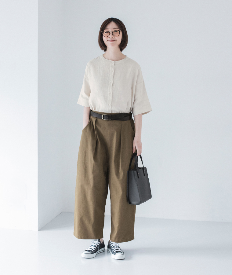 わたしの大人服 &yarn  リネンバンドカラーブラウス ナチュラル ウエストイン全身