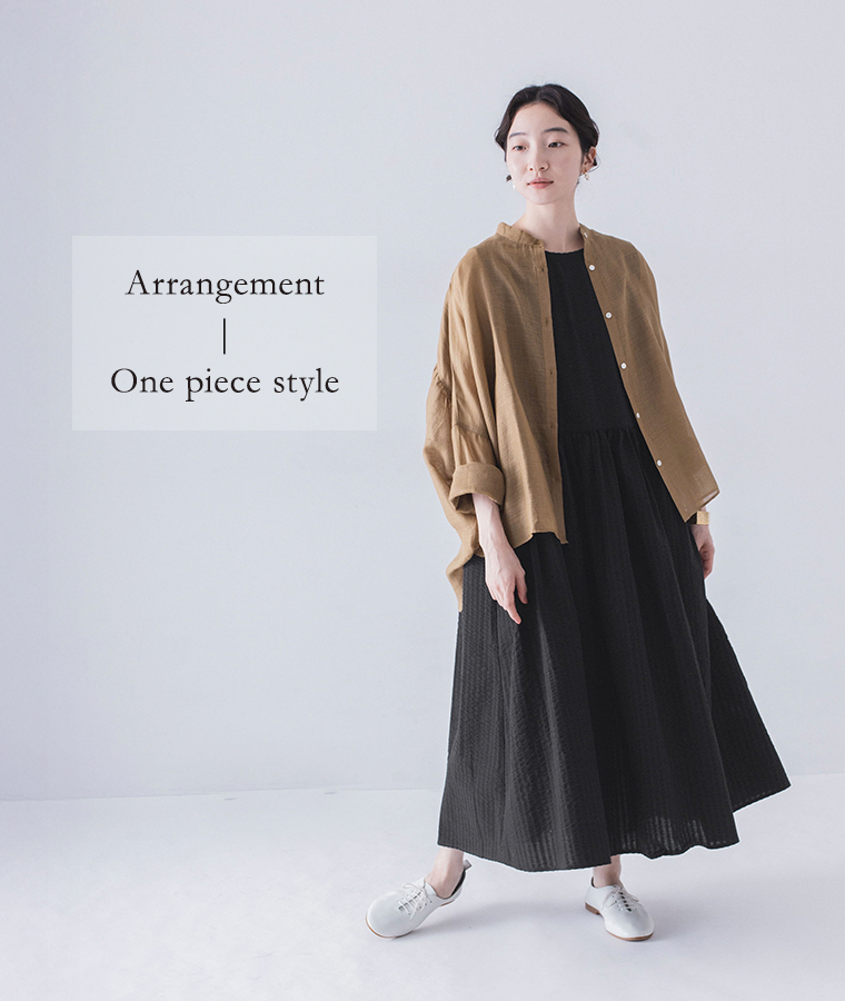 Lintu Laulu  刺繍プルオーバーとノースリーブワンピース2点セット　ブラック　カーキのシャツを合わせたアレンジコーデ