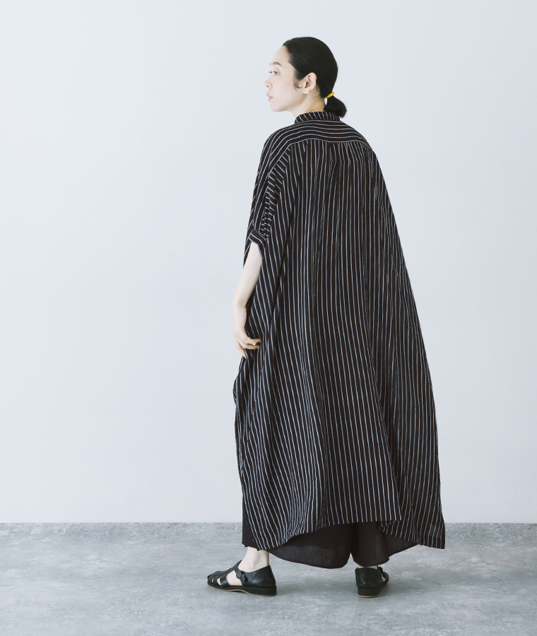 &yarn ストライプワンピース ブラック 全身後ろ