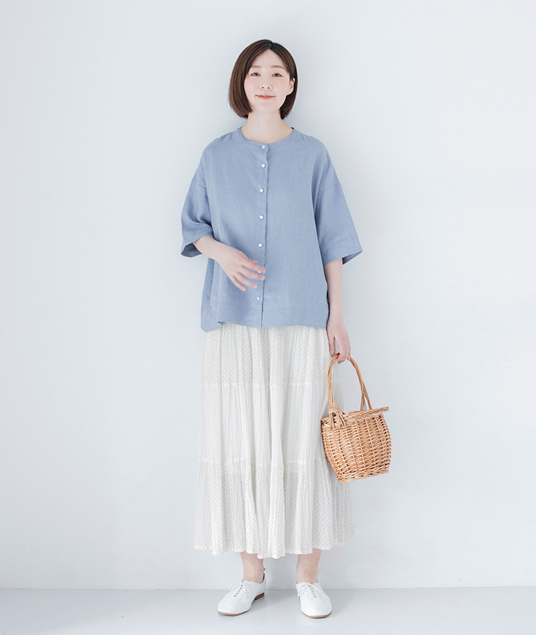 &yarn バンドカラーリネンブラウス ブルーのコーディネート