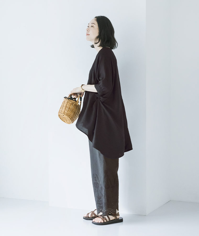 【&yarn】Vネック前後差ブラウス ブラック 全身コーディネート