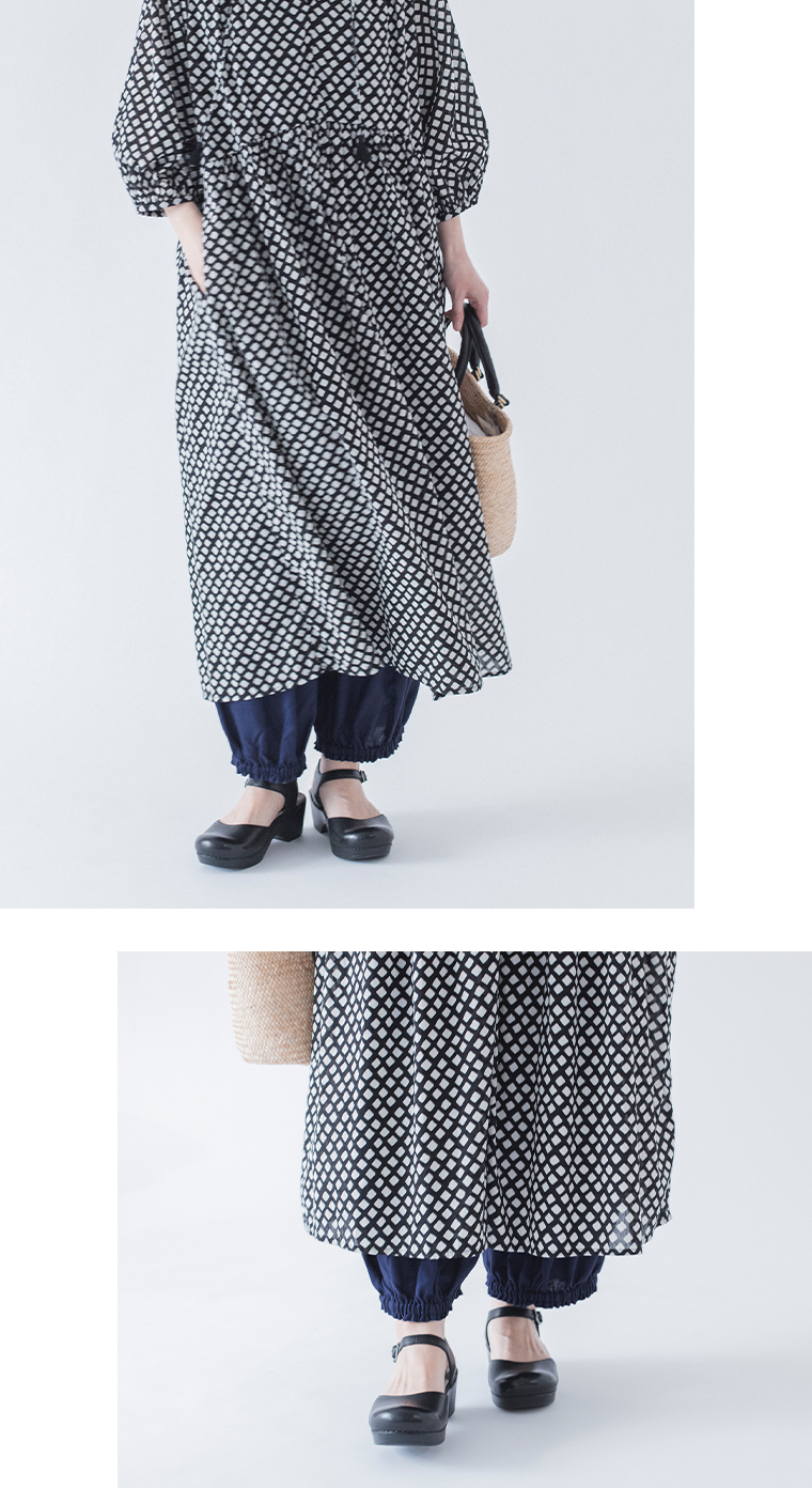&yarn レーヨンリネン裾ギャザーパンツ ネイビーのアレンジの前アップ