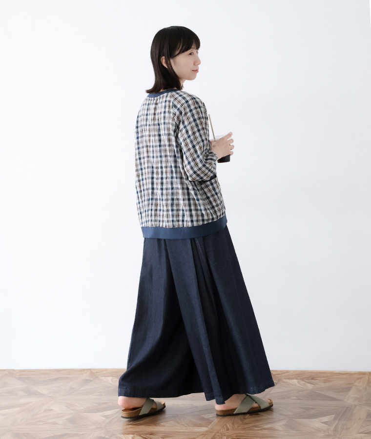 【cloudnine】インディゴデニムタック9分丈ワイドパンツ バックスタイル