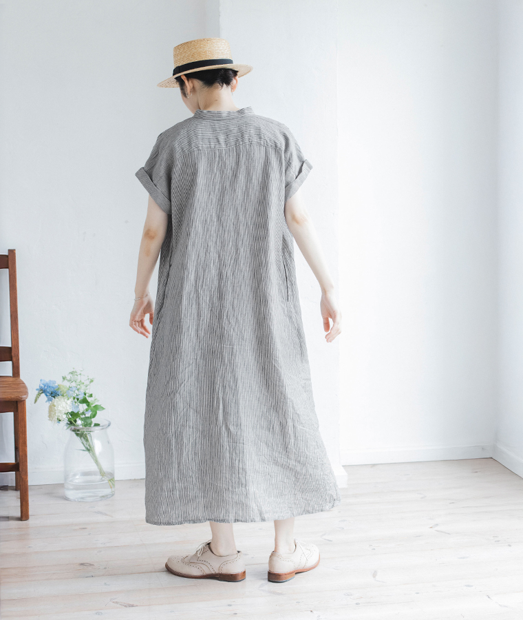 ICHI Antiquites リネンダンガリーワンピース ストライプの全身後ろ