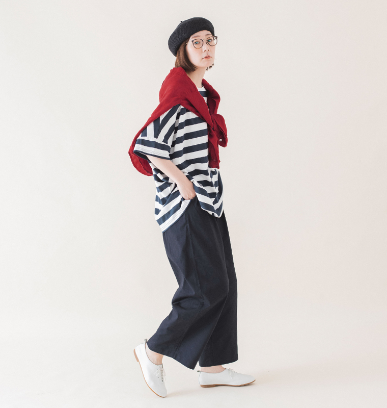 &yarn レーヨンリネン裾ギャザーパンツ ネイビーのコーディネート