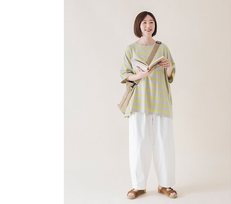 &yarn レーヨンリネン裾ギャザーパンツ ベージュの全身後ろと斜め