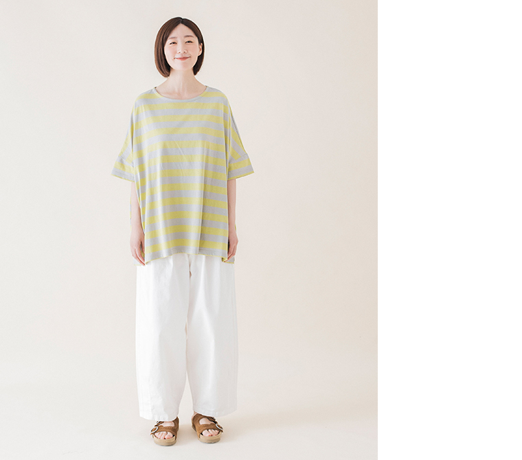 &yarn レーヨンリネン裾ギャザーパンツ ベージュの全身後ろと斜め