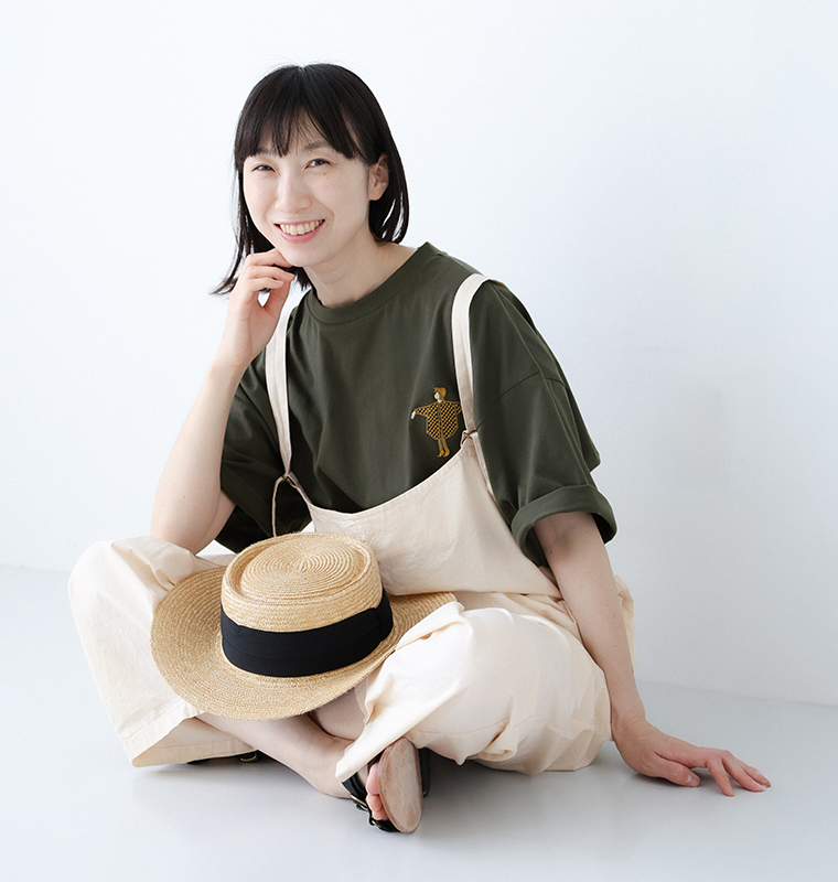 【 COLORK 】ワンポイント刺繍とプチドルマン踊るwomanティシャツ 全身座りカット