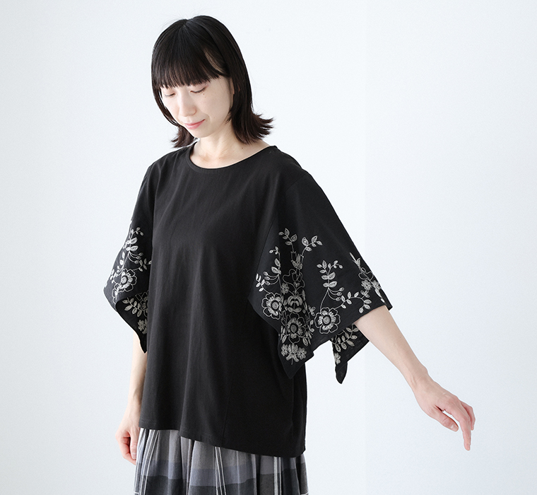【 NUEVO BLANCA 】OE天竺刺繍フレアスリーブTシャツ 上半身寄り