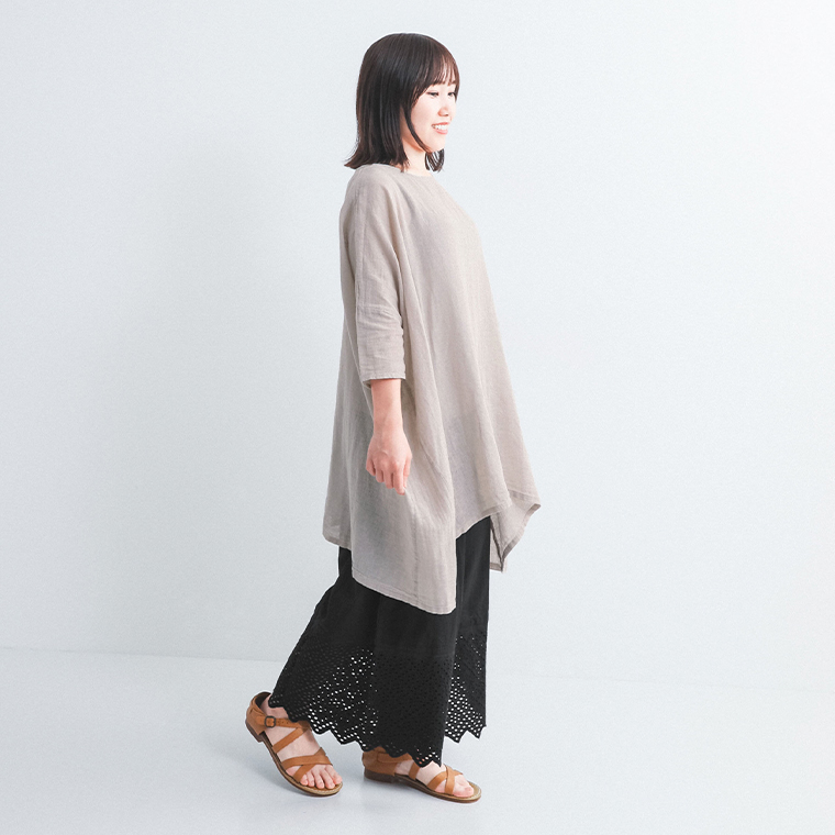 Memoire  プレインヘムレースペチパンツ　横のシルエット