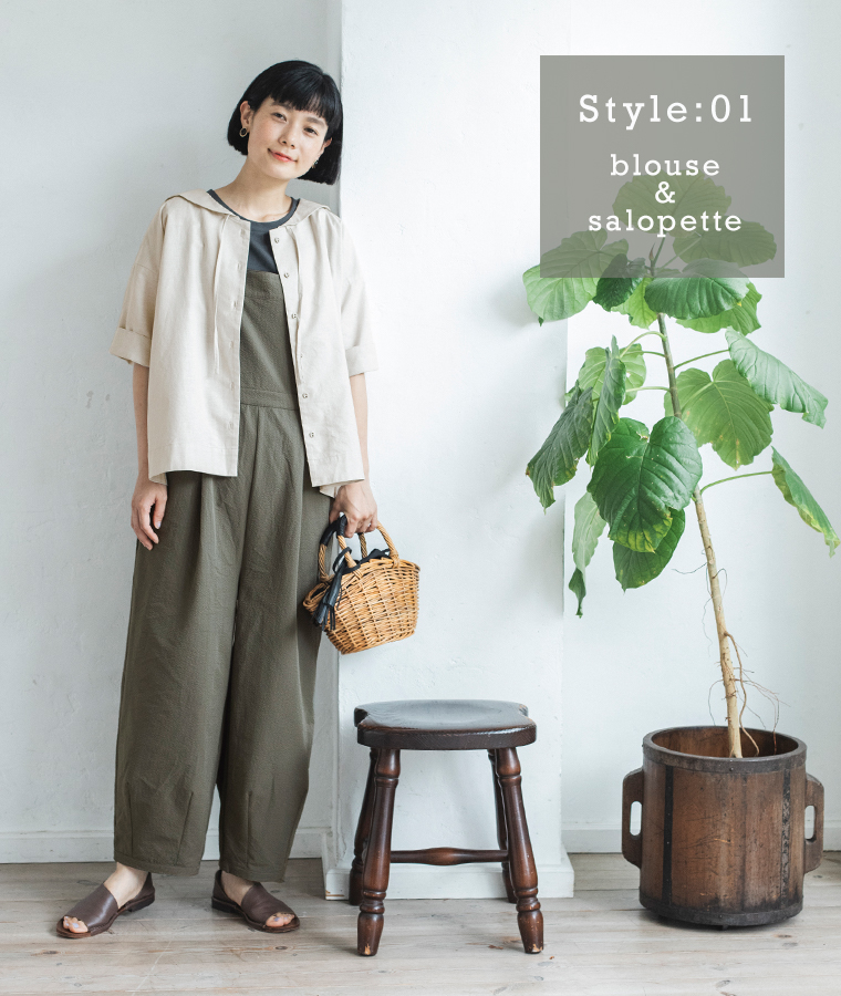 &yarn セーラーカラーブラウス(アイスグレー)とサロペット(カーキ)のコーディネート