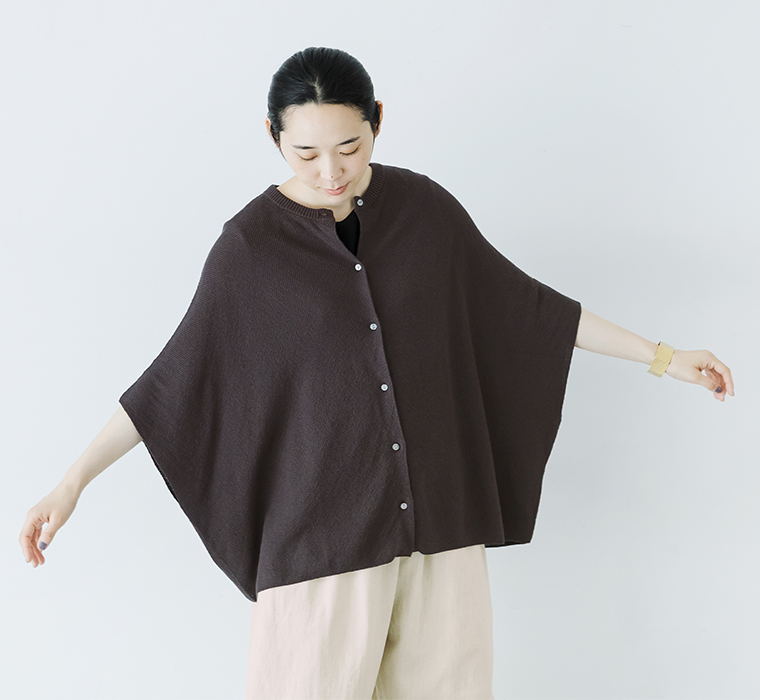 08Mab コットンリネンニット鹿の子編みカーディガン チャコール 上半身寄り前