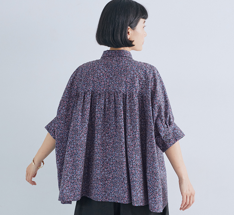 &yarn コットン花柄ブラウス ネイビー 上半身寄り後ろ