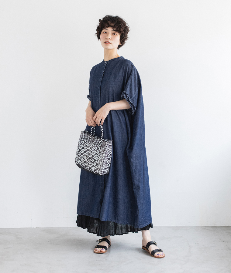 &yarn 袖口フリルデニムワンピース(ボタン閉じ)の全身前
