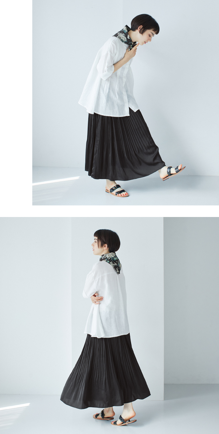 sosotto  アンティークサテンプリーツスカート　ブラック　横、後ろのシルエット