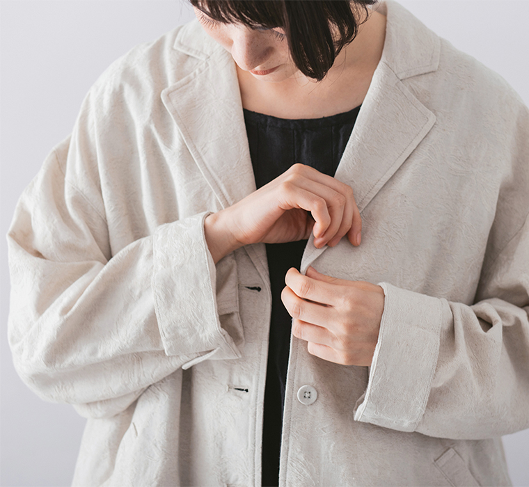 le ciel a temps doux 別注｜ボタニカル柄ジャカード ワイドジャケットキナリの袖丈と袖口のスリット