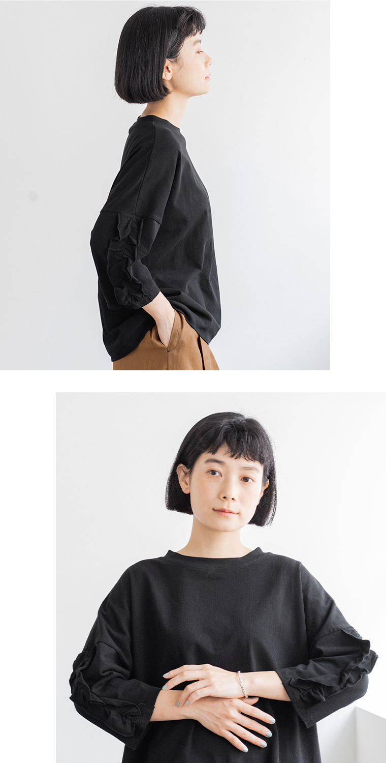 nop de nod フリル6分袖Tシャツ(ブラック)の上半身横と前のアップ