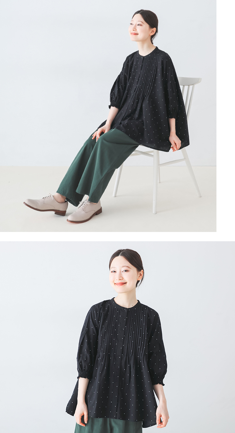【 m.n 】別注｜コットンピンタックブラウス ドット 全身コーディネート座り＆トップス寄り