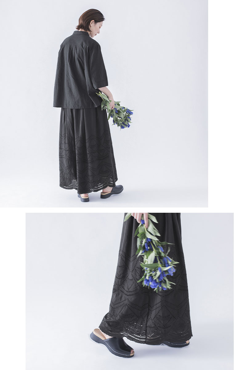 &yarn  カットワークレースワイドパンツ　全身後ろと裾寄り