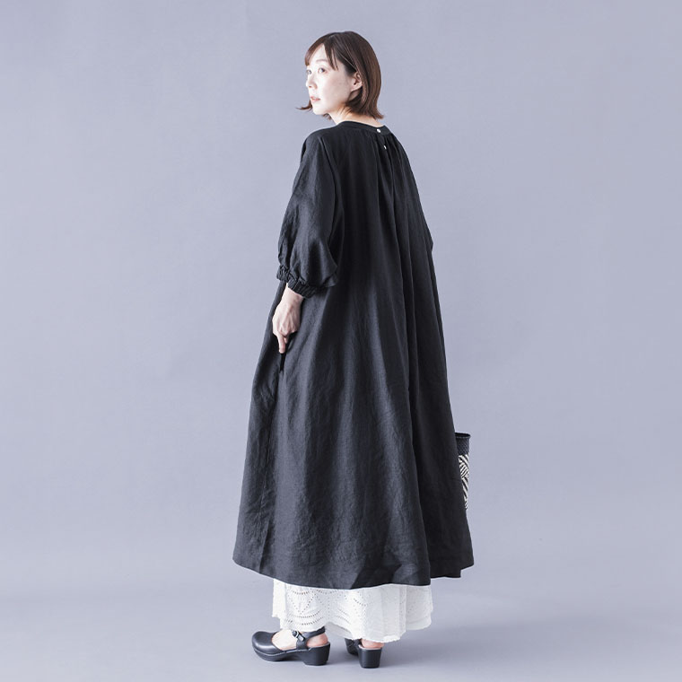 &yarn  カットワークレースワイドパンツ　ホワイト　ワンピースコーデ　後ろ
