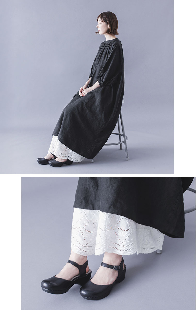 &yarn  カットワークレースワイドパンツ　ホワイト　ワンピースコーデ　座ったイメージと裾寄り