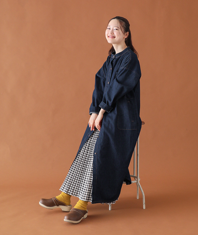 【 COLORK 】やわらかデニムロングコート風ワンピース 座り