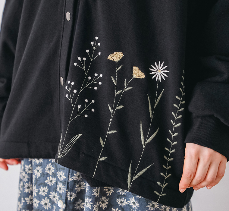 【 NUEVO BLANCA 】草花刺繍ミニ裏毛カーディガン 刺繍寄り