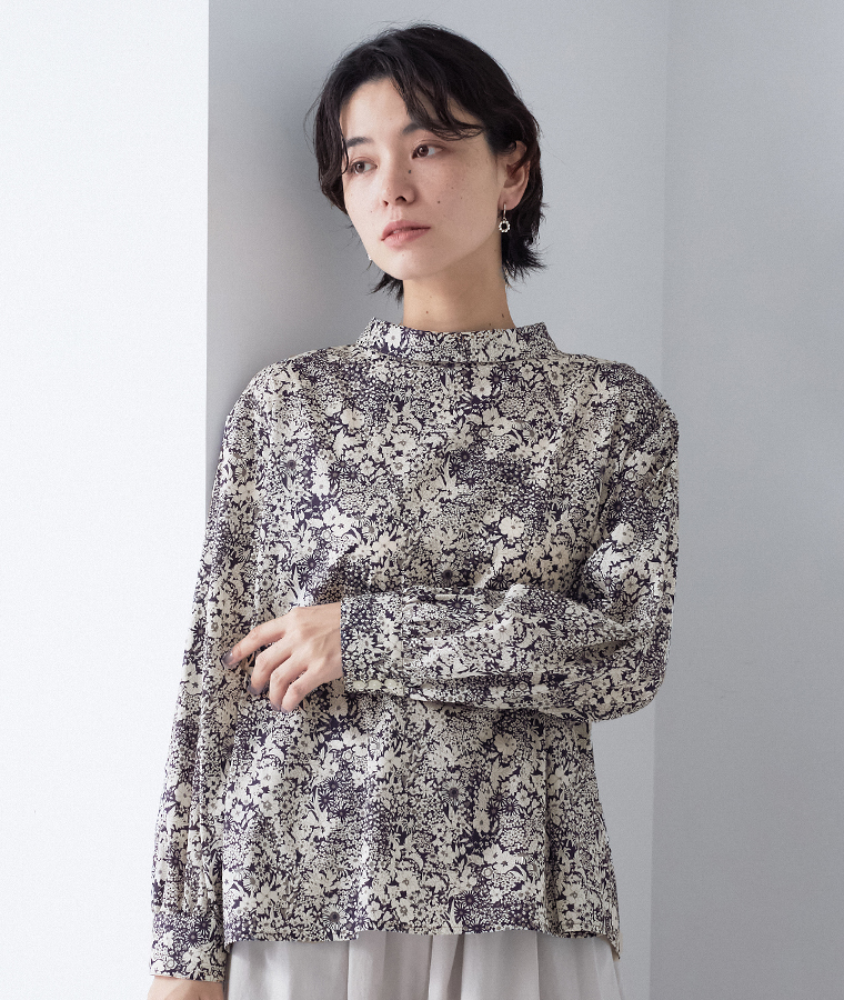 &yarn リバティ花柄ブラウスネイビーのシルエット