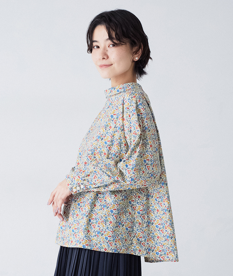 &yarn リバティ花柄ブラウスマルチのシルエットと袖口