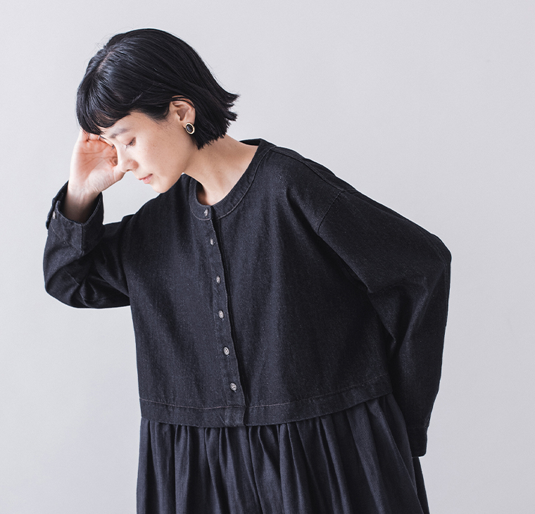 &yarn デニムドッキングワンピース(きれいめ)の上半身斜め寄り