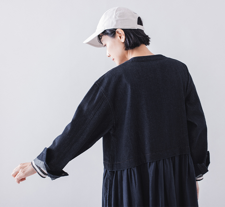 &yarn デニムドッキングワンピース(カジュアル)の上半身後ろ