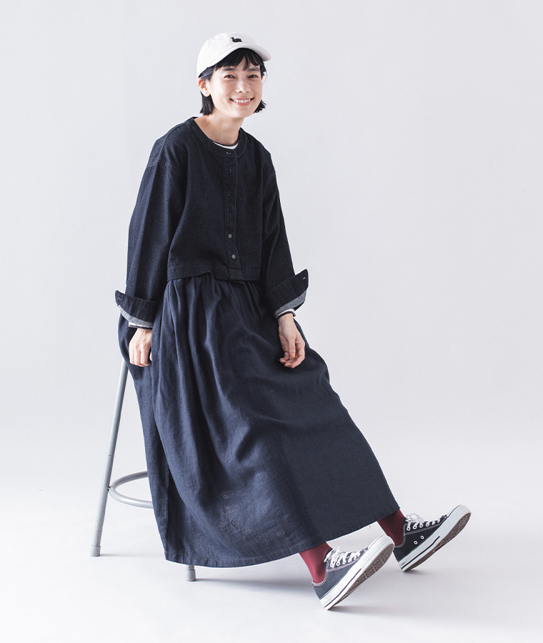&yarn デニムドッキングワンピース(カジュアル)の座ったカット