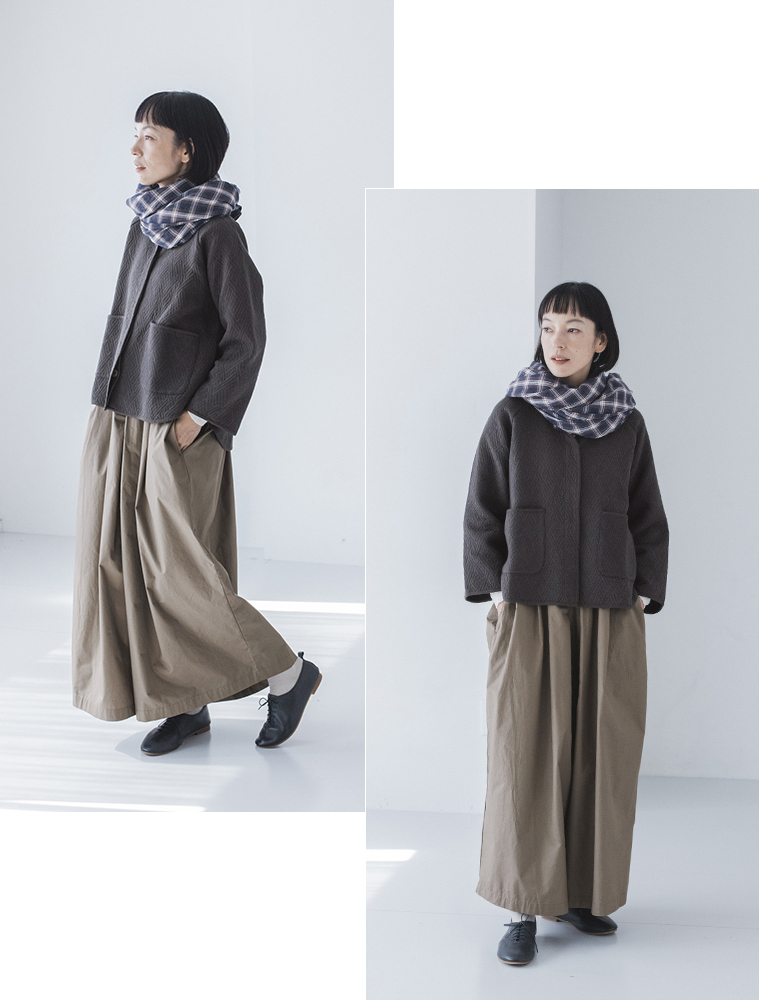 &yarn  コットンジャカードジャケット　オフブラック　全身　アレンジスタイル