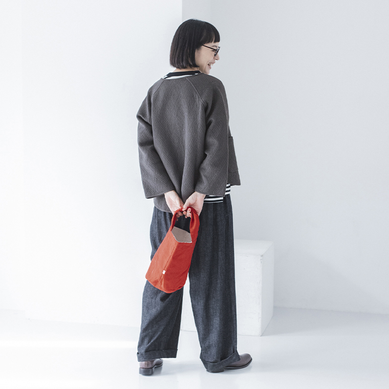 &yarn  コットンジャカードジャケット　オフブラック　全身　後ろ姿