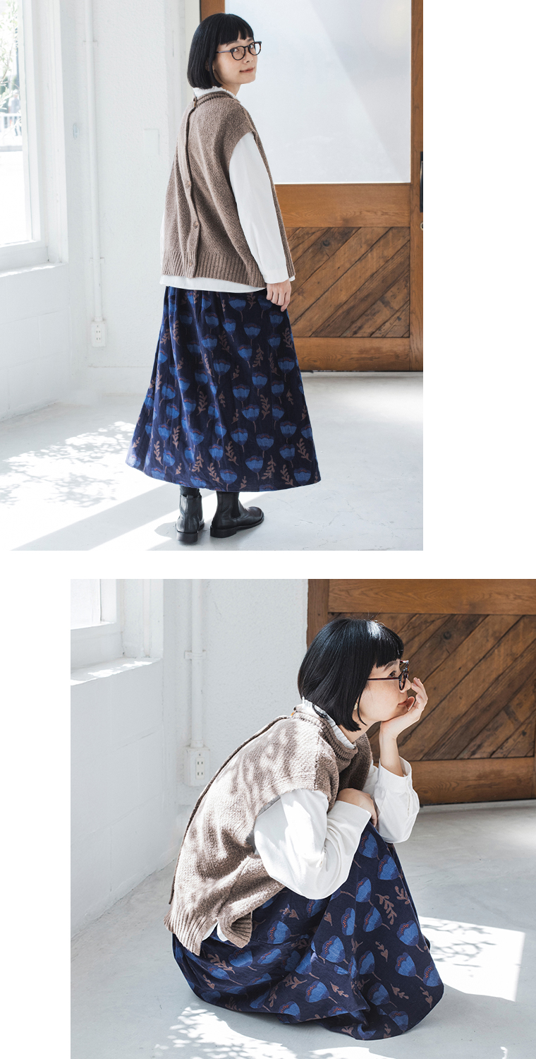 【 LITTLE MARKET 】ベルフラワースカート ＃01ネイビー 全身コーディネートバックスタイル＆座り横