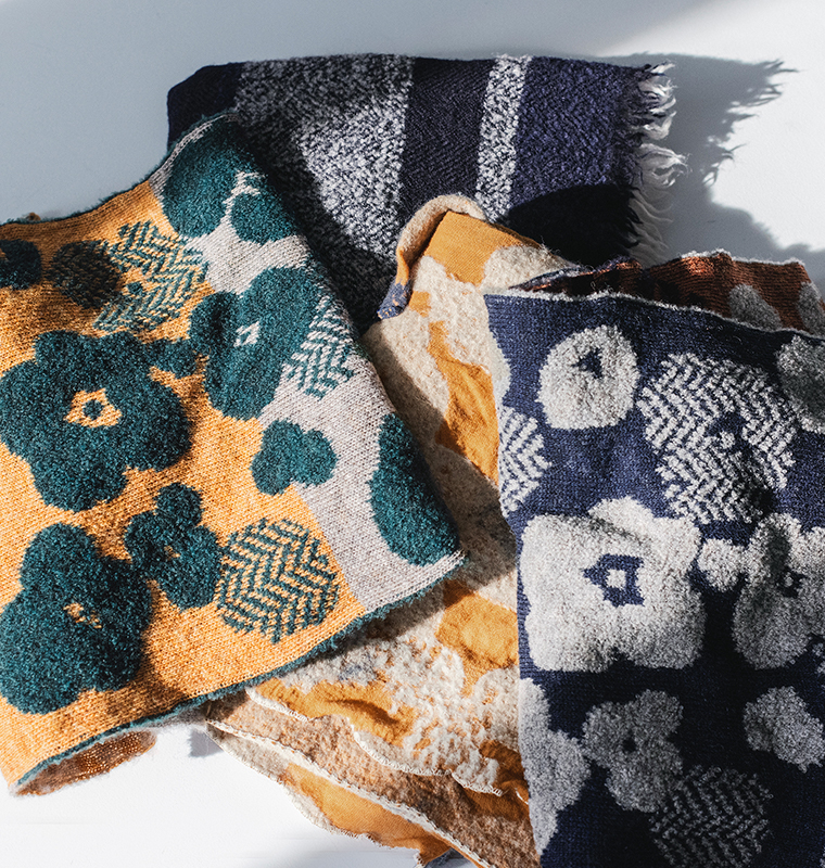 numeドットフラワーブークレー差し込みマフラーとツイードスヌードとオリジナルカットジャカードストールの肌ざわり