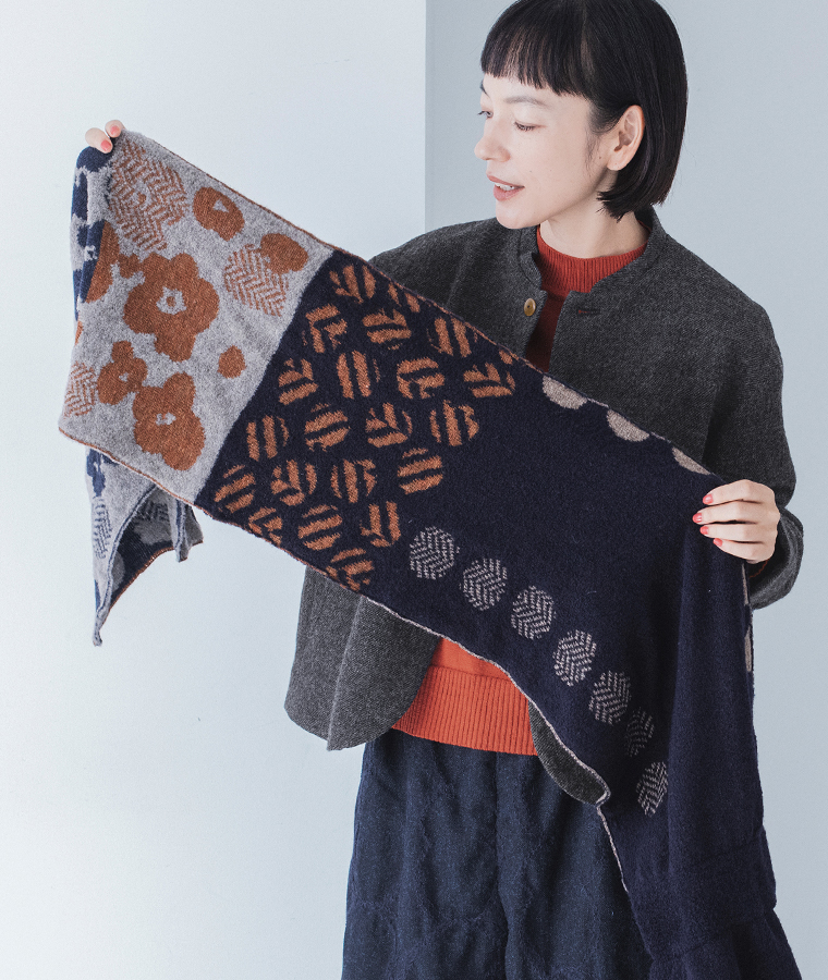 numeドットフラワーブークレー差し込みマフラーの柄