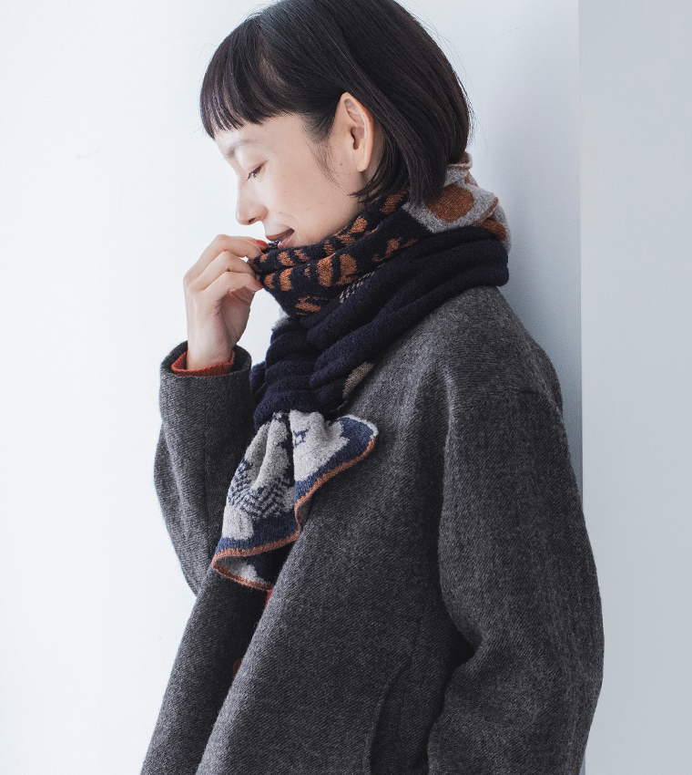 numeドットフラワーブークレー差し込みマフラーの素材