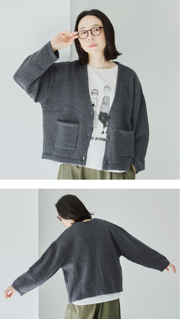 &yarn パッチポケットニットカーディガン(チャコール)の上半身前と後ろ