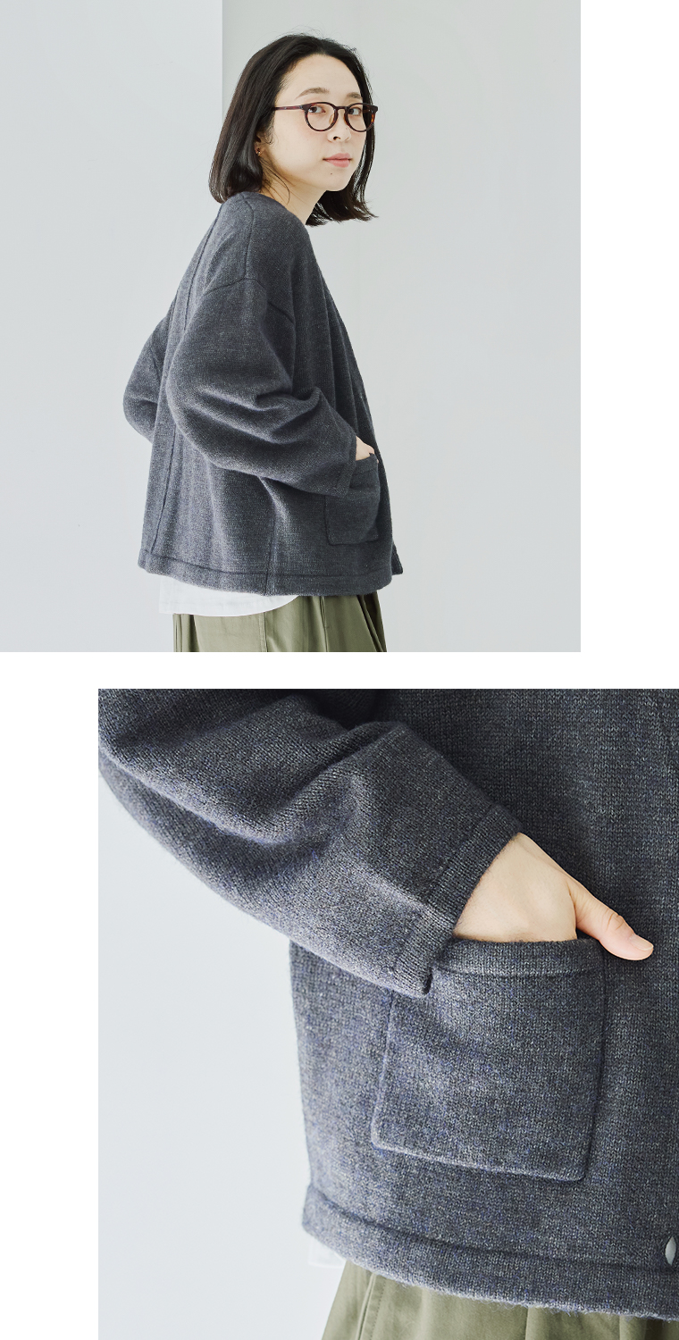 &yarn パッチポケットニットカーディガン(チャコール)の上半身横とポケットアップ