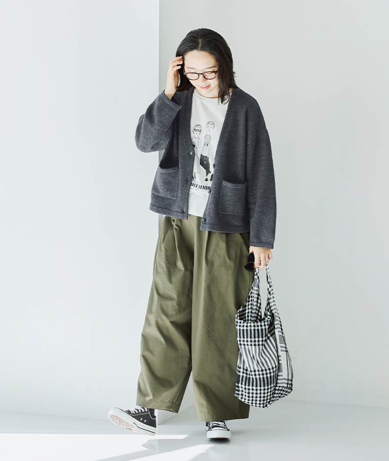 &yarn パッチポケットニットカーディガン(チャコール)の全身前